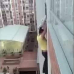 A Man Climbs a 13th Floor Building to Save a Dangling Dog2